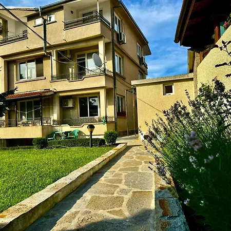 Guestrooms Stoyanovi בית הארחה 3*